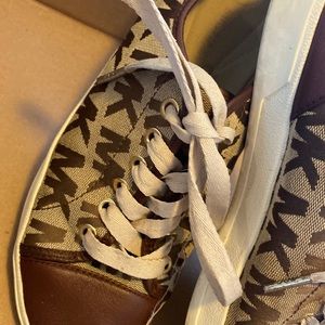 Mk womens shoes size 8 In a good condition